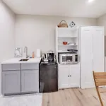 Cozy Marina Studio W Murphy Bed & Garden Oasis
