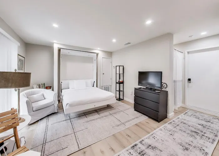 Cozy Marina Studio W Murphy Bed & Garden Oasis